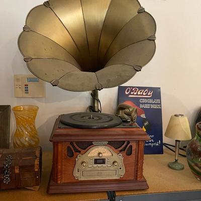 Vintage Classic Retro Phonograph Gramophone Vinyl Record Player Turntable, CD player. Radio & Cassethe