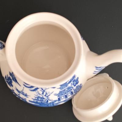 LOT 8: Vintage Blue Willow Pattern Tea Pot w/ Pair of Shenango China Cups