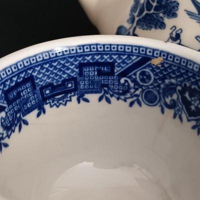 LOT 8: Vintage Blue Willow Pattern Tea Pot w/ Pair of Shenango China Cups