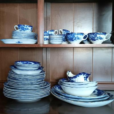 LOT 20: Large Collection of Royal Staffordshire 'Arcadia' & Newwharf Pottery China
