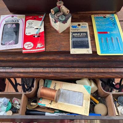 LOT 28: Antique / Vintage Singer Sewing Machine with Cabinet Contents and Wooden Sewing Box