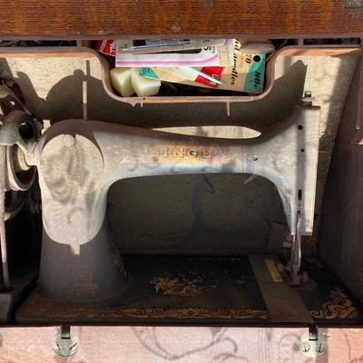 LOT 28: Antique / Vintage Singer Sewing Machine with Cabinet Contents and Wooden Sewing Box