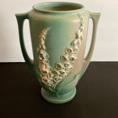LOT 37: Vintage Roseville Pottery Foxglove Vase 45-7