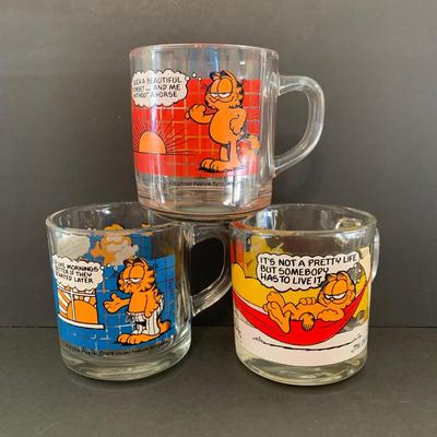 LOT 67: Vintage McDonald's Garfield Glasses/Mugs