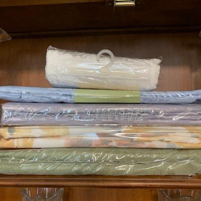 LOT 73: New in Package Tablecloths, Bormioli Rocco Ice Bucket, Cake Plates, Trifle Dish & More