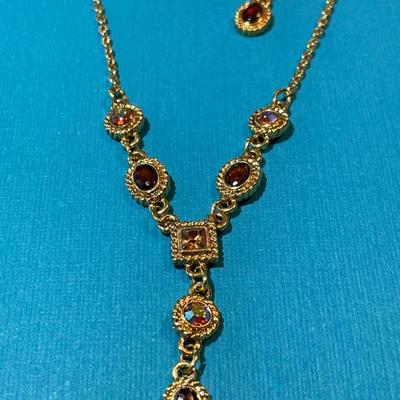Vintage Gold-tone Rhinestone Adjustable Necklace w/Matching Earrings in Very Good Preowned Condition.