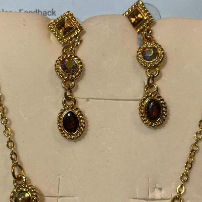 Vintage Gold-tone Rhinestone Adjustable Necklace w/Matching Earrings in Very Good Preowned Condition.