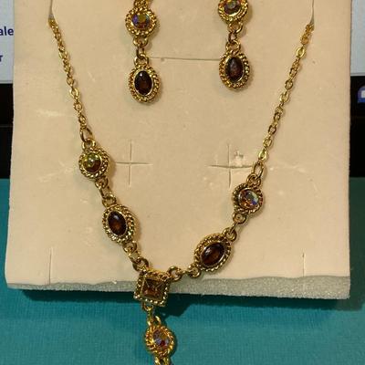 Vintage Gold-tone Rhinestone Adjustable Necklace w/Matching Earrings in Very Good Preowned Condition.