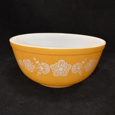 Vintage Set of Pyrex "Butterfly Gold" Mixing Bowls