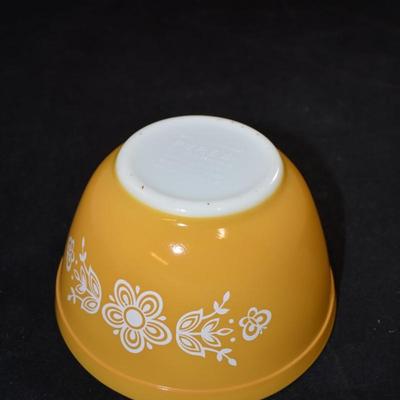 Vintage Set of Pyrex "Butterfly Gold" Mixing Bowls