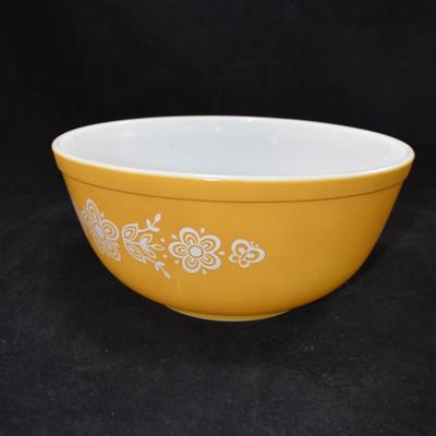 Vintage Set of Pyrex "Butterfly Gold" Mixing Bowls