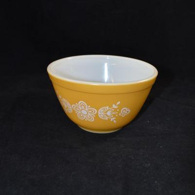 Vintage Set of Pyrex "Butterfly Gold" Mixing Bowls