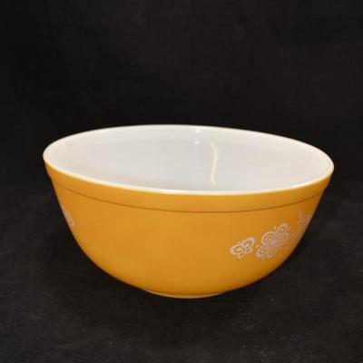 Vintage Set of Pyrex "Butterfly Gold" Mixing Bowls