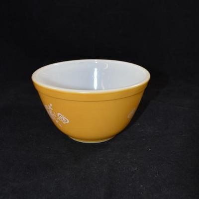 Vintage Set of Pyrex "Butterfly Gold" Mixing Bowls