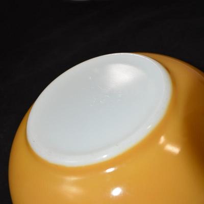 Vintage Set of Pyrex "Butterfly Gold" Mixing Bowls