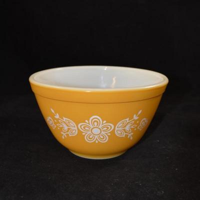 Vintage Set of Pyrex "Butterfly Gold" Mixing Bowls