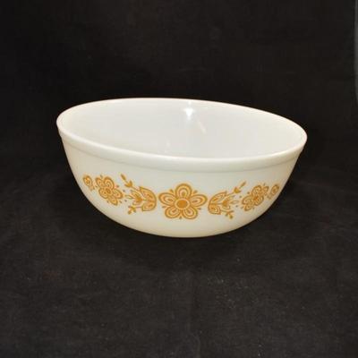 Vintage Set of Pyrex "Butterfly Gold" Mixing Bowls