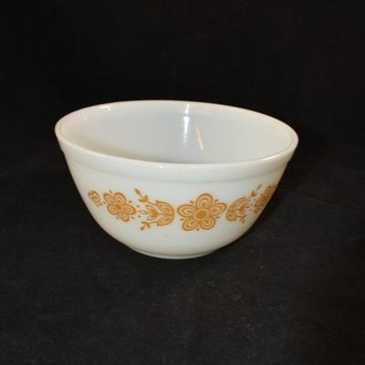 Vintage Set of Pyrex "Butterfly Gold" Mixing Bowls