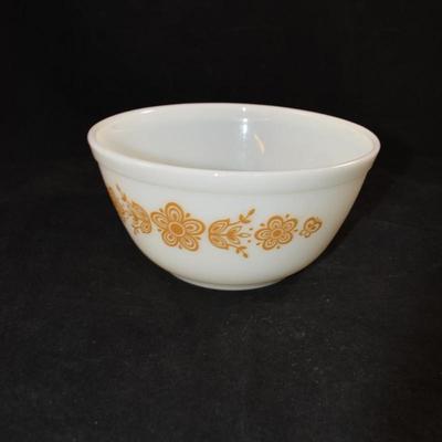 Vintage Set of Pyrex "Butterfly Gold" Mixing Bowls