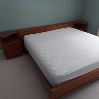 Sun Cabinet Co Teak Platform King Size Bed and Nightstands (UB2-BBL)