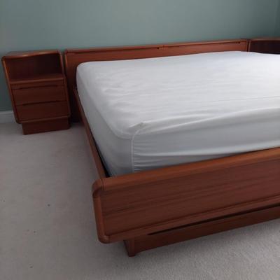 Sun Cabinet Co Teak Platform King Size Bed and Nightstands (UB2-BBL)