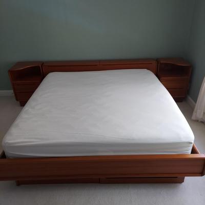 Sun Cabinet Co Teak Platform King Size Bed and Nightstands (UB2-BBL)