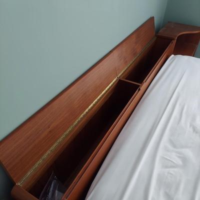 Sun Cabinet Co Teak Platform King Size Bed and Nightstands (UB2-BBL)