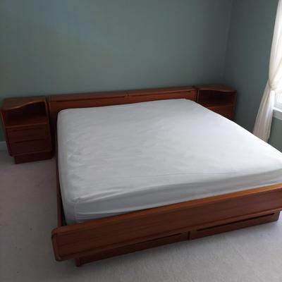 Sun Cabinet Co Teak Platform King Size Bed and Nightstands (UB2-BBL)