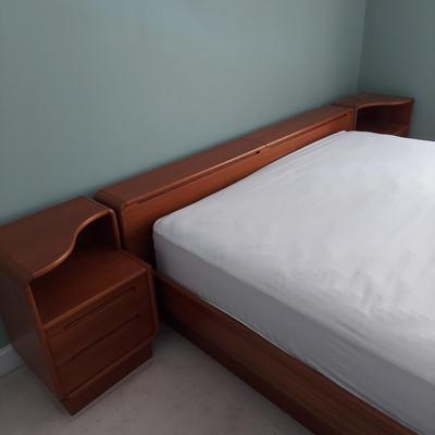 Sun Cabinet Co Teak Platform King Size Bed and Nightstands (UB2-BBL)