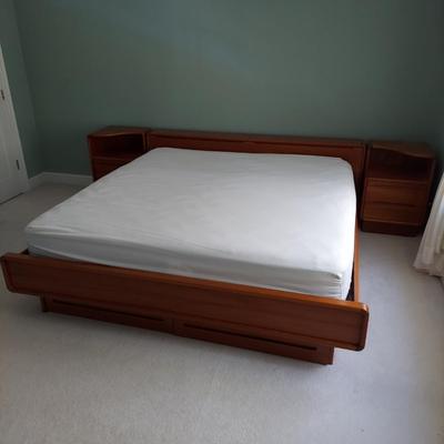 Sun Cabinet Co Teak Platform King Size Bed and Nightstands (UB2-BBL)