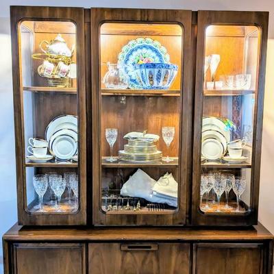 Beautiful MCM united furniture company lighted hutch