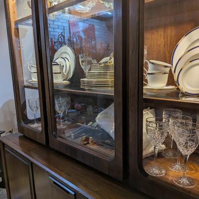 Beautiful MCM united furniture company lighted hutch
