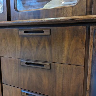 Beautiful MCM united furniture company lighted hutch