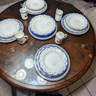 Mikasa Peach Royale 4 Place Setting with Serving Bowl and Platter