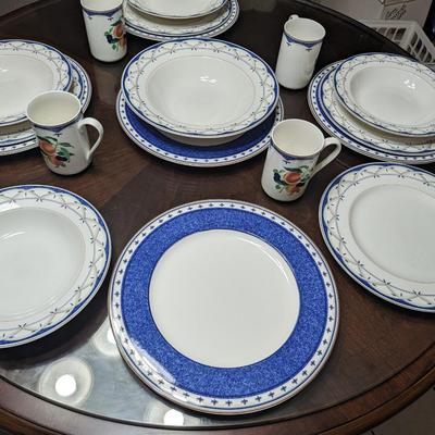 Mikasa Peach Royale 4 Place Setting with Serving Bowl and Platter