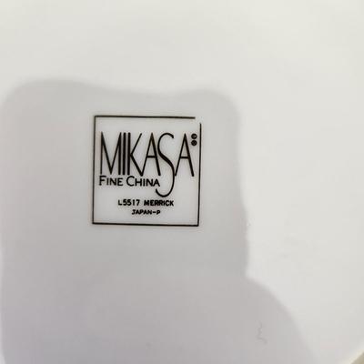Service for 10 Mikasa Fine China L5517 Merrick Floral Gold Trim