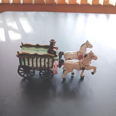 VINTAGE CAST IRON STAGECOACH TOY