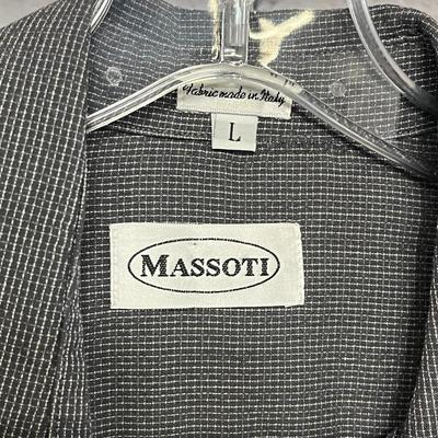4 Long Sleeve Men's Button-Down Shirts - Size Large