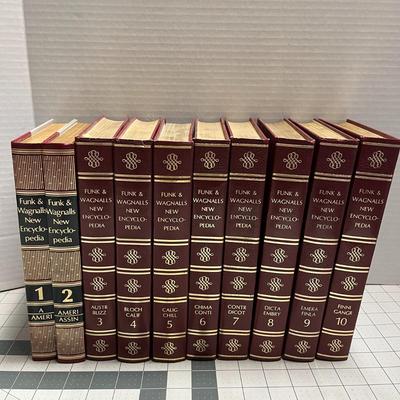 1972 Funk & Wagnalls - New Encyclopedia - Volume 1-10