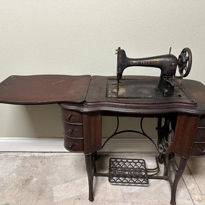 Beautiful Vintage Treadle Sewing Machine