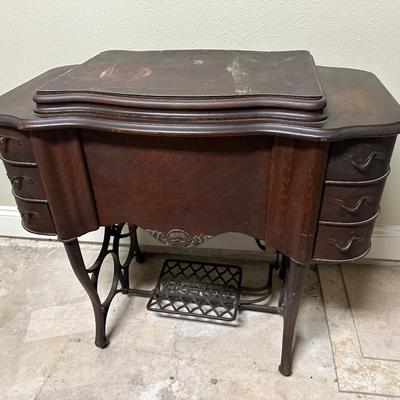 Beautiful Vintage Treadle Sewing Machine