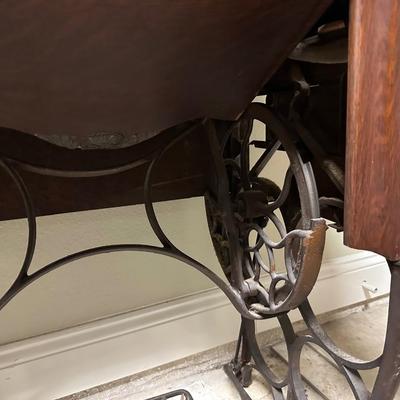 Beautiful Vintage Treadle Sewing Machine