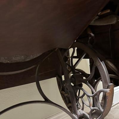 Beautiful Vintage Treadle Sewing Machine