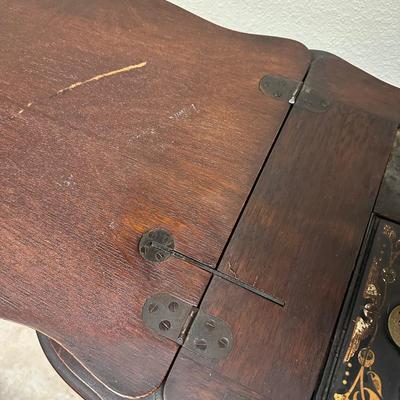 Beautiful Vintage Treadle Sewing Machine