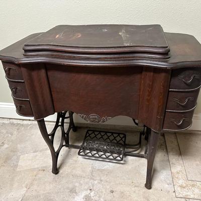 Beautiful Vintage Treadle Sewing Machine