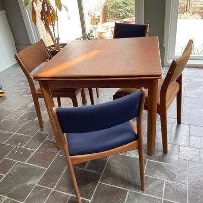 Slip Leaf Table and Chairs (SR-DW)