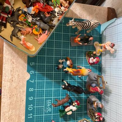 Small figurines & plastic animals