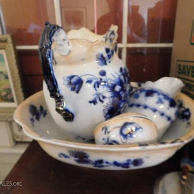 FLO-BLUE bowl and pitcher set