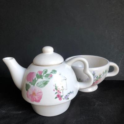 LOT 8K: Pfaltzgraff Cape May - Tea for One Stacking Teapot, Sweetener Holder & Garden Gate Trivets