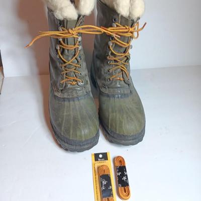 Sorel lacrosse lined Snow boots with new laces - Kaufman made in Canada. Size 12